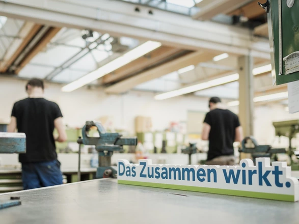 Junge Auszubildende arbeiten in einer Metallwerkstatt