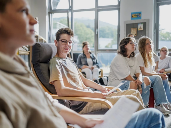 Schülerinnen und Schüler beim Lernen